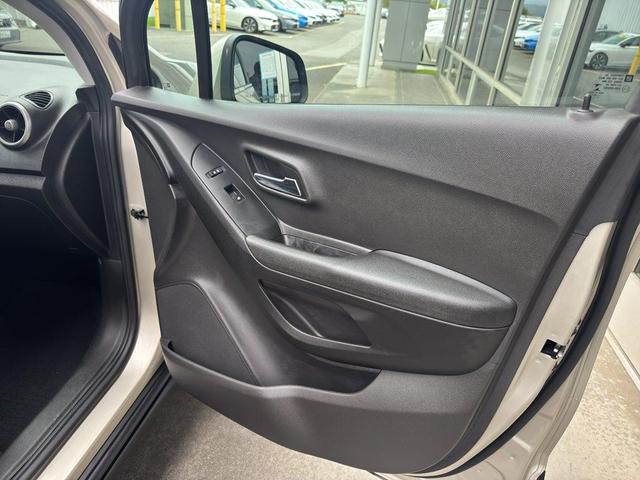 Photo of 2016 Champagne Silver Metallic Chevrolet Trax