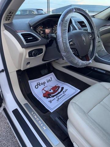 Photo of 2015 White Platinum Metallic Tri-Coat Lincoln MKZ