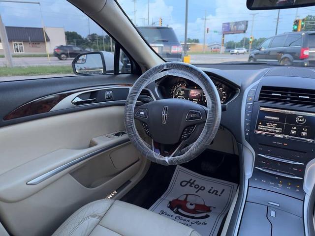 Photo of 2015 White Platinum Metallic Tri-Coat Lincoln MKZ