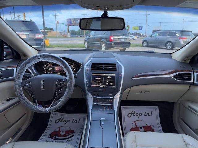Photo of 2015 White Platinum Metallic Tri-Coat Lincoln MKZ