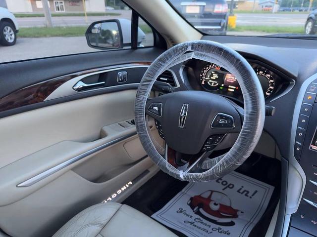 Photo of 2015 White Platinum Metallic Tri-Coat Lincoln MKZ