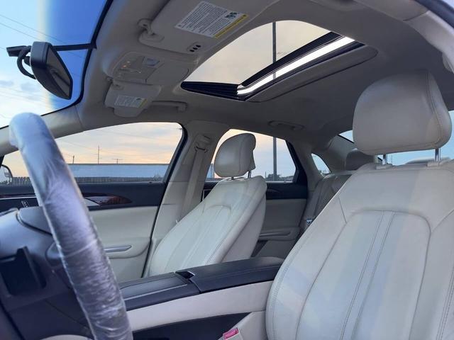 Photo of 2015 White Platinum Metallic Tri-Coat Lincoln MKZ