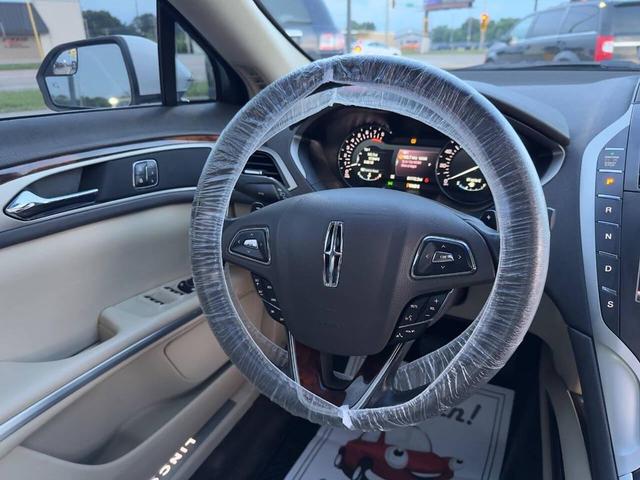 Photo of 2015 White Platinum Metallic Tri-Coat Lincoln MKZ