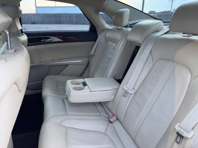 Photo of 2015 White Platinum Metallic Tri-Coat Lincoln MKZ