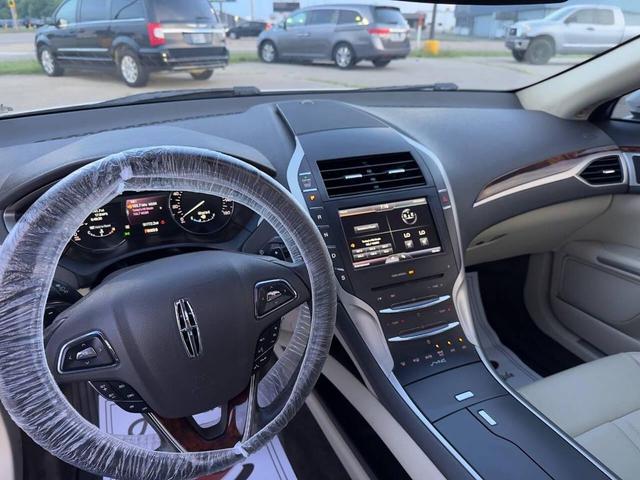 Photo of 2015 White Platinum Metallic Tri-Coat Lincoln MKZ