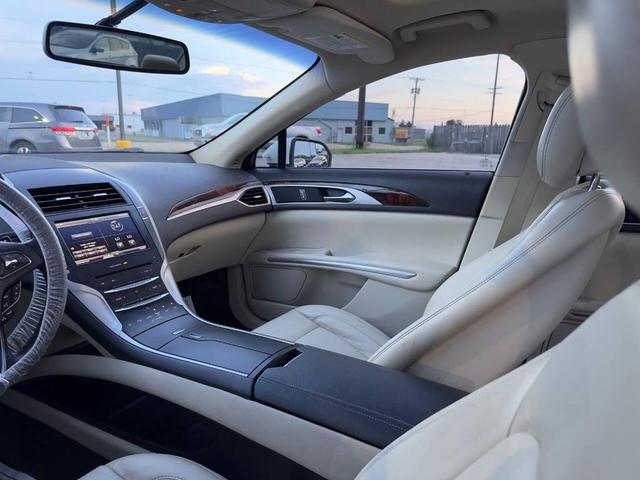 Photo of 2015 White Platinum Metallic Tri-Coat Lincoln MKZ