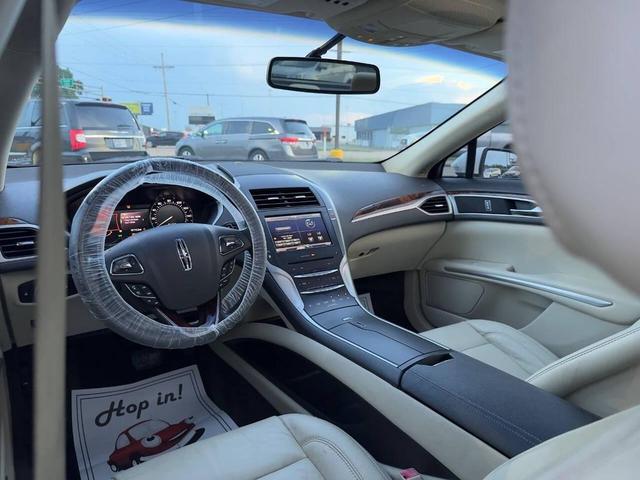 Photo of 2015 White Platinum Metallic Tri-Coat Lincoln MKZ