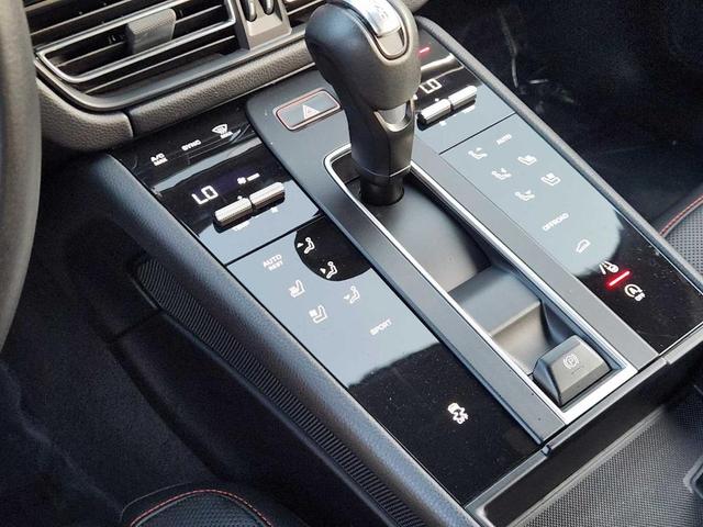 Photo of 2022 Black Porsche Macan