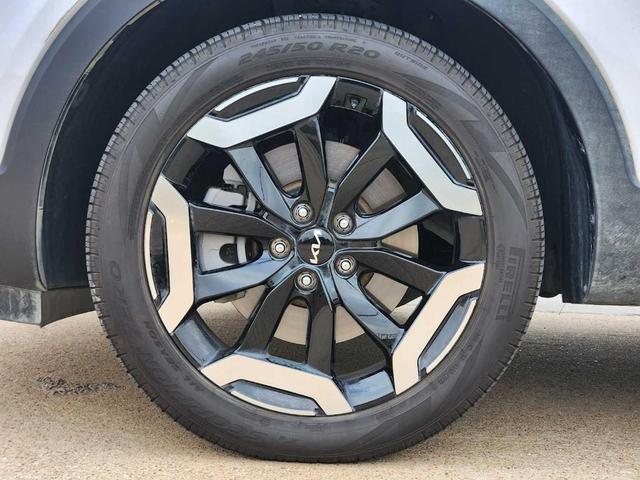 Photo of 2023 Glacial White Pearl Kia Telluride