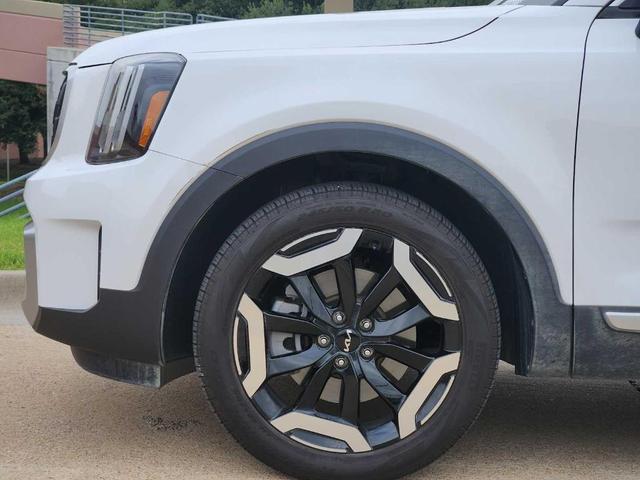 Photo of 2023 Glacial White Pearl Kia Telluride