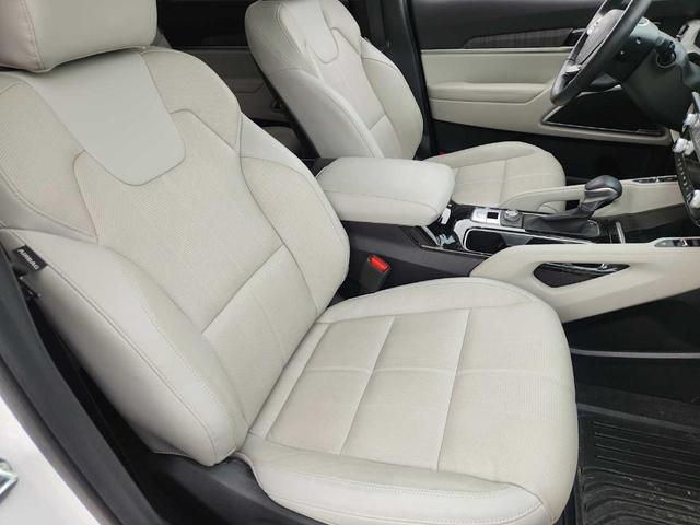 Photo of 2023 Glacial White Pearl Kia Telluride