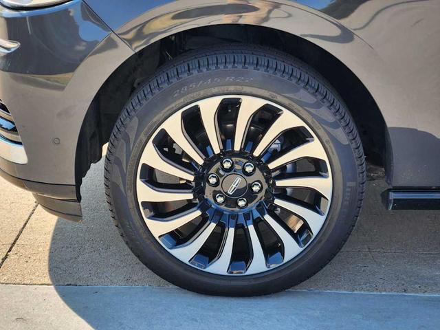 Photo of 2023 Metallic Lincoln Navigator