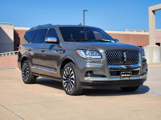Photo of 2023 Metallic Lincoln Navigator