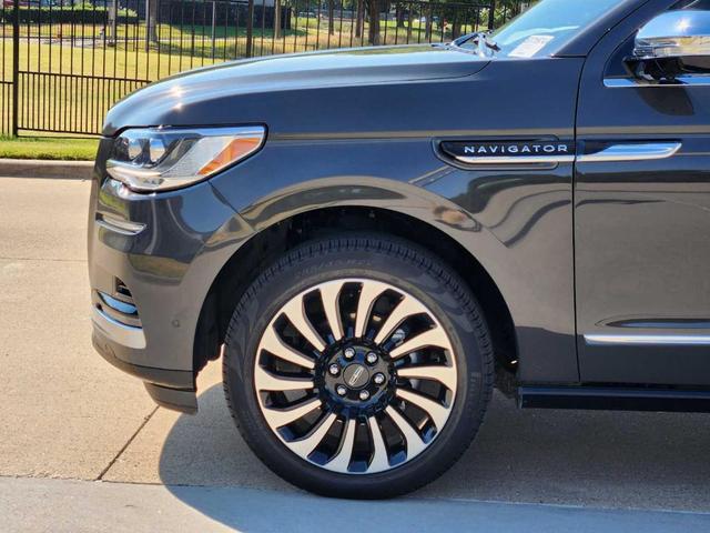 Photo of 2023 Metallic Lincoln Navigator