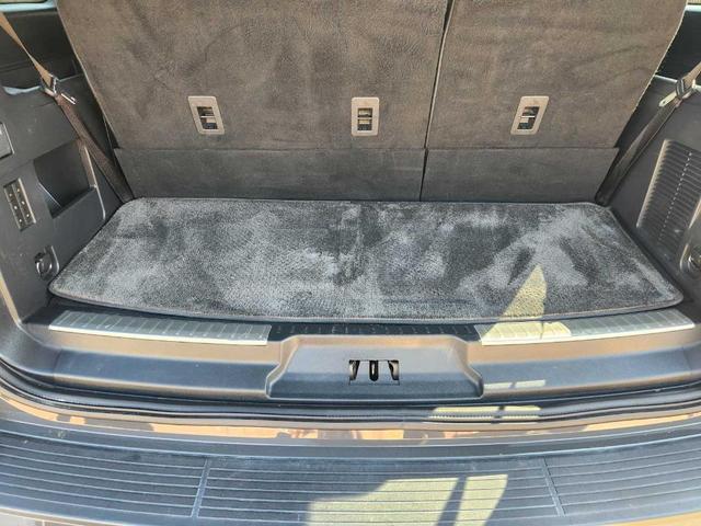 Photo of 2023 Metallic Lincoln Navigator