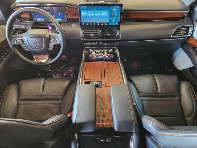 Photo of 2023 Metallic Lincoln Navigator