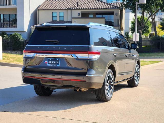 Photo of 2023 Metallic Lincoln Navigator