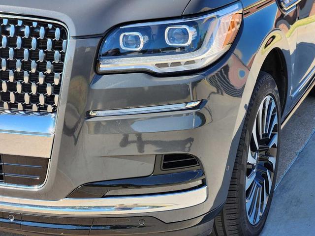 Photo of 2023 Metallic Lincoln Navigator