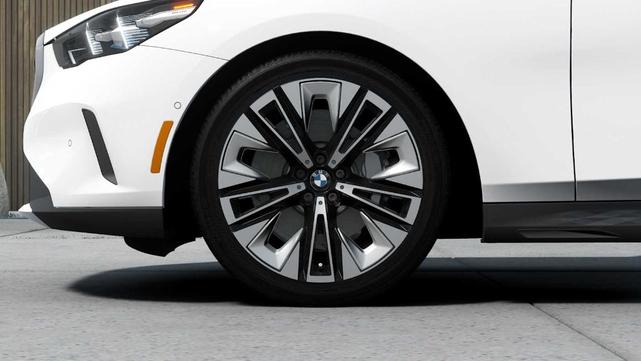 Photo of 2026 Alpine White BMW 530