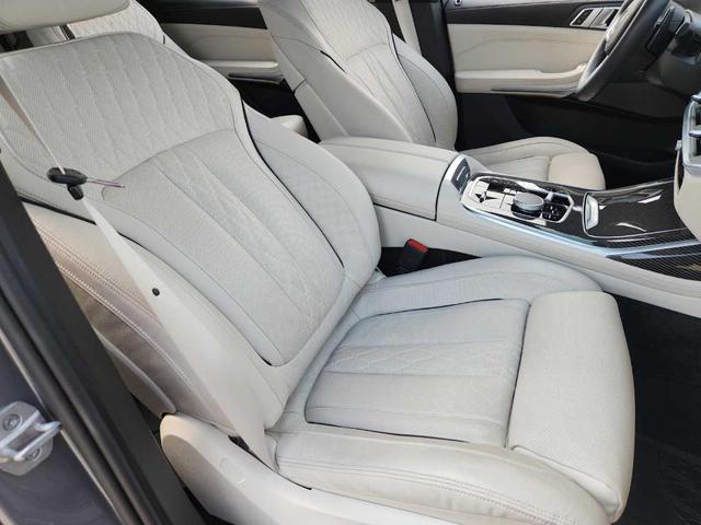 Photo of 2024 Gray Metallic BMW X7