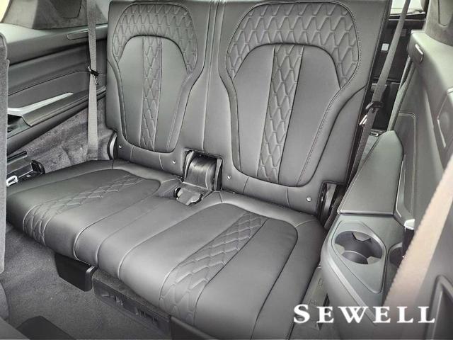 Photo of 2026 Alpine White BMW X7