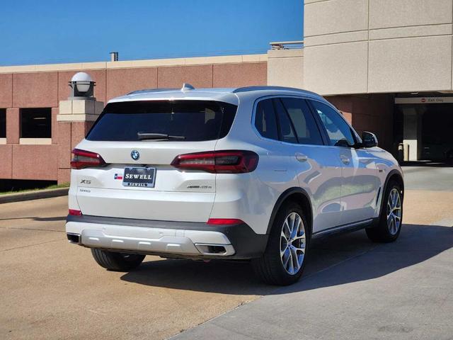 Photo of 2023 Mineral White Metallic BMW X5 PHEV