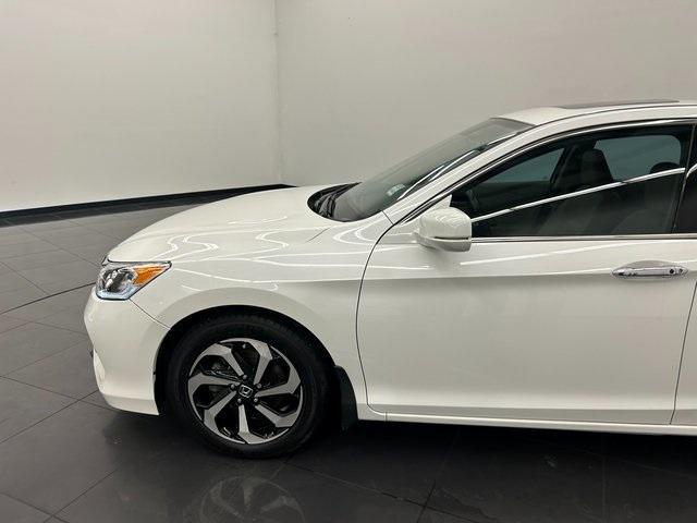 Photo of 2016 White Orchid Pearl Honda Accord