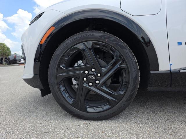 Photo of 2025 Iridescent Pearl Tricoat Chevrolet Equinox EV