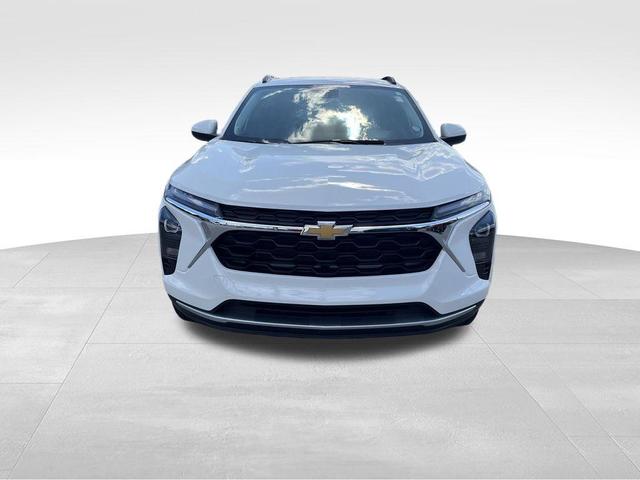 Photo of 2024 Summit White Chevrolet Trax