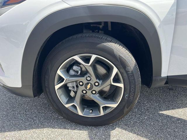 Photo of 2024 Summit White Chevrolet Trax
