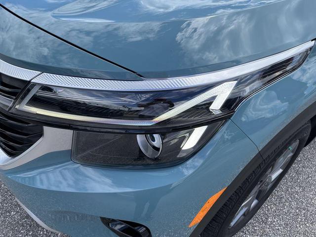 Photo of 2024 Blue / Black Kia Seltos