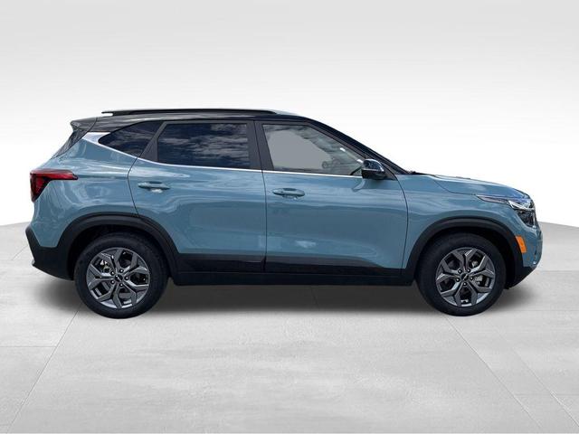 Photo of 2024 Blue / Black Kia Seltos