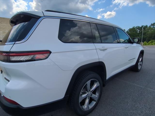 Photo of 2021 Bright White Clearcoat Jeep Grand Cherokee L