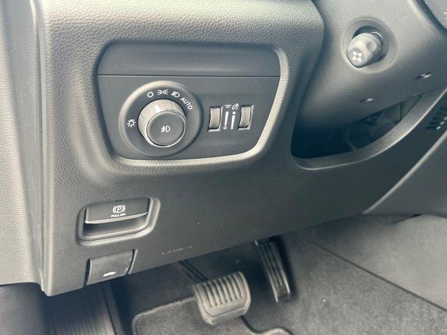 Photo of 2025 Bright White Clearcoat Jeep Grand Cherokee