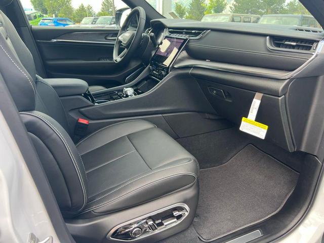 Photo of 2025 Bright White Clearcoat Jeep Grand Cherokee
