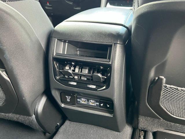 Photo of 2024 Diamond Black Crystal Pearlcoat Jeep Grand Cherokee