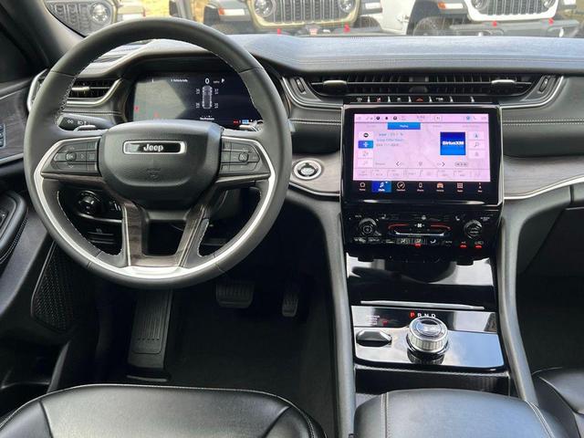 Photo of 2024 Diamond Black Crystal Pearlcoat Jeep Grand Cherokee