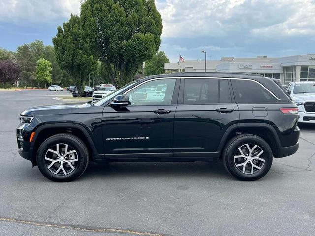 Photo of 2024 Diamond Black Crystal Pearlcoat Jeep Grand Cherokee