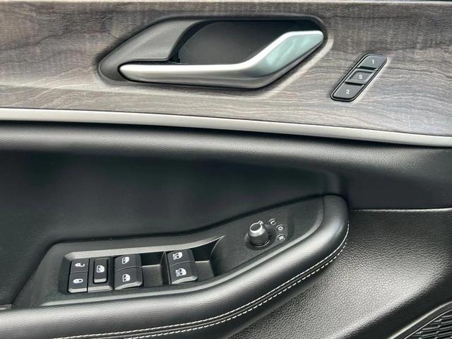 Photo of 2024 Diamond Black Crystal Pearlcoat Jeep Grand Cherokee