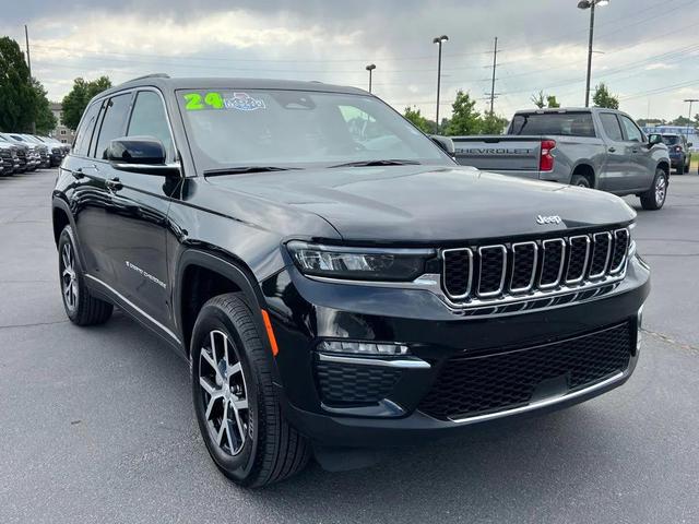 Photo of 2024 Diamond Black Crystal Pearlcoat Jeep Grand Cherokee