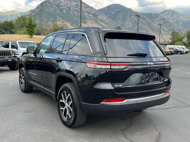 Photo of 2024 Diamond Black Crystal Pearlcoat Jeep Grand Cherokee