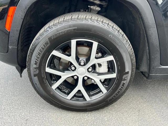 Photo of 2024 Diamond Black Crystal Pearlcoat Jeep Grand Cherokee