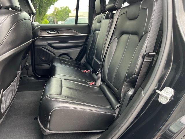 Photo of 2024 Diamond Black Crystal Pearlcoat Jeep Grand Cherokee