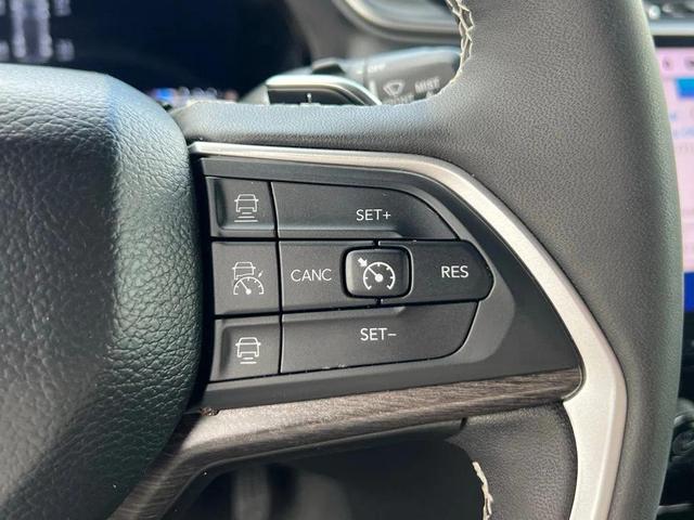 Photo of 2024 Diamond Black Crystal Pearlcoat Jeep Grand Cherokee