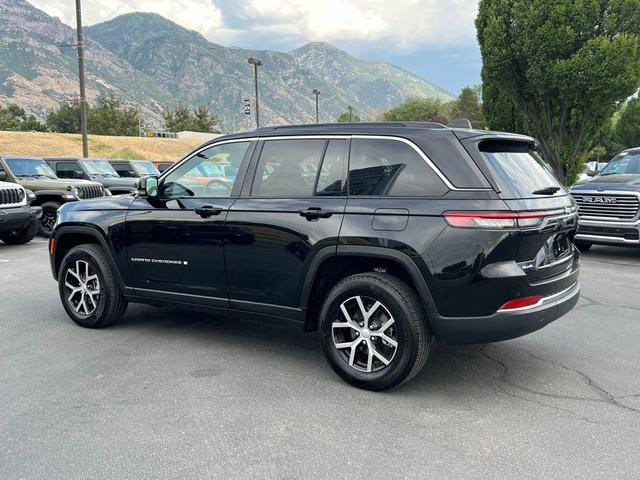 Photo of 2024 Diamond Black Crystal Pearlcoat Jeep Grand Cherokee