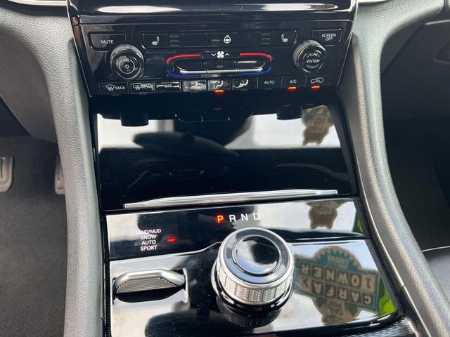 Photo of 2024 Diamond Black Crystal Pearlcoat Jeep Grand Cherokee