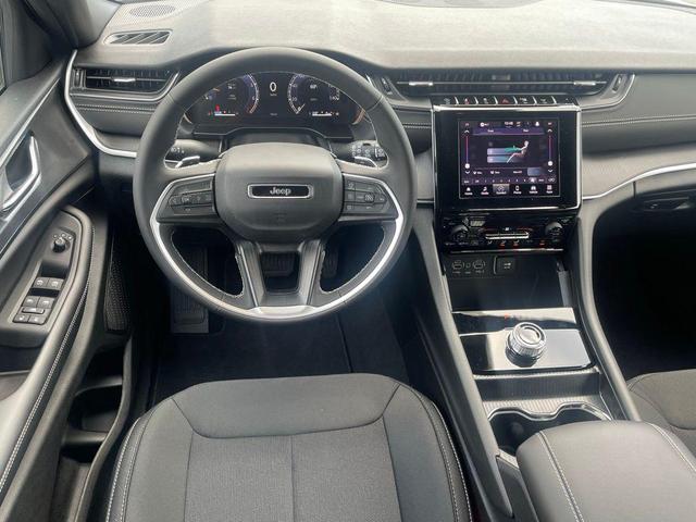 Photo of 2025 Bright White Clearcoat Jeep Grand Cherokee L