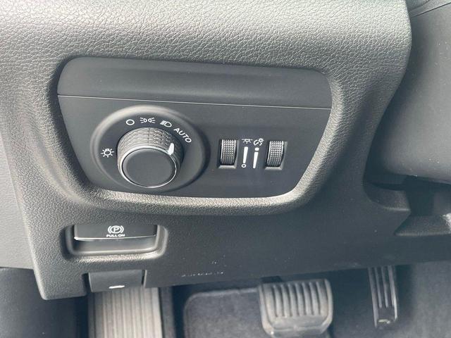 Photo of 2025 Bright White Clearcoat Jeep Grand Cherokee L