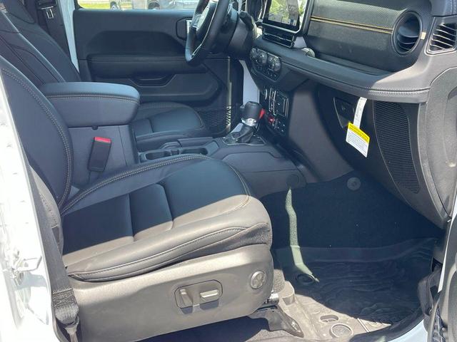 Photo of 2025 Bright White Clearcoat Jeep Wrangler