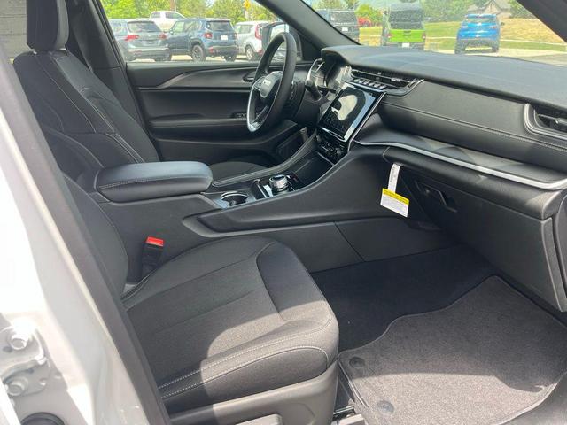 Photo of 2025 Bright White Clearcoat Jeep Grand Cherokee